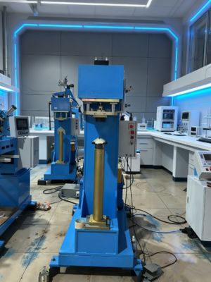 Υδραυλική μηχανή σχηματισμού γωνιών και σύνδεσης